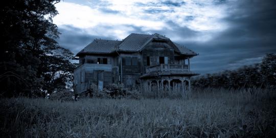 Pemburu hantu bakar rumah kuno yang dianggap angker