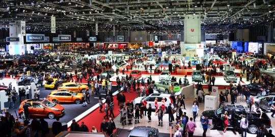 Wanita China gores mobil di pameran supaya dibelikan suaminya
