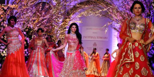 Model seksi Bollywood di Aamby Valley India Bridal Fashion 2013