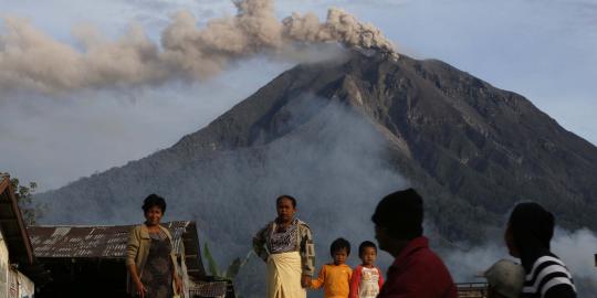 2.856 Pelajar mengungsi akibat erupsi Gunung Sinabung