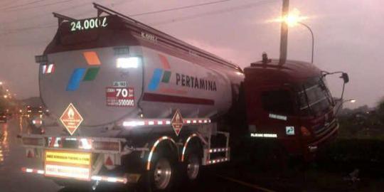 Truk tangki Pertamina tabrak pembatas jalan tol