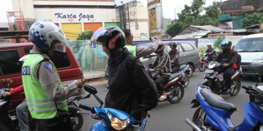 warga lempari mapolres buol rev2
