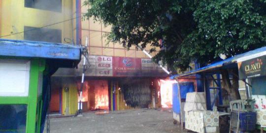 Kebakaran toko mebel di Pondok Gede merambat ke bank