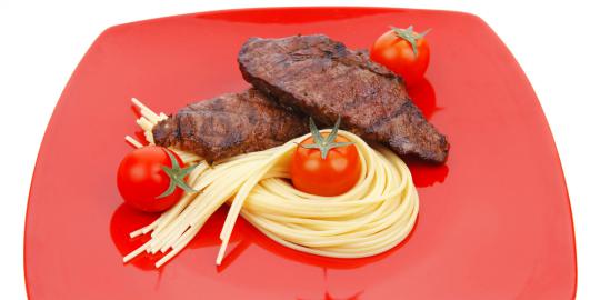 Pakai piring warna merah bikin nggak nafsu makan?