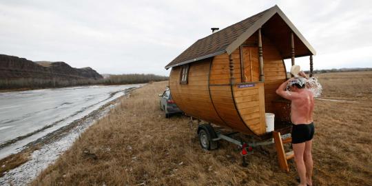 Kreatif, pria Rusia ini ciptakan mobil kayu berfasilitas sauna