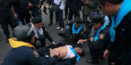 Polisi Thailand singkirkan barikade