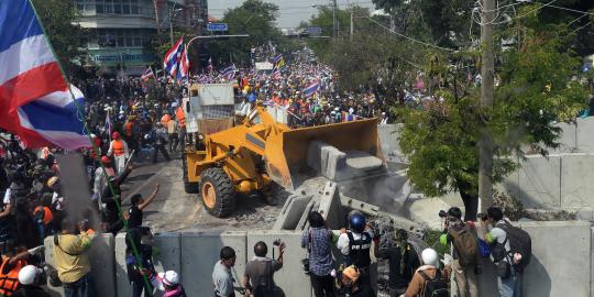 Massa gunakan bulldozer jebol barikade beton Yingluck