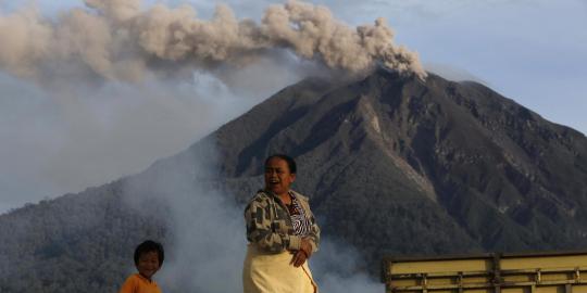 Status Gunung Sinabung masih awas, warga diminta jauhi puncak