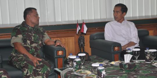 Jokowi dan pasukan Kostrad TNI AD makin akrab