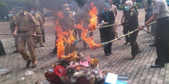 'Uang' senilai Rp 1 miliar di Bekasi dibakar