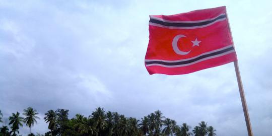 Aparat turunkan bendera GAM di Aceh