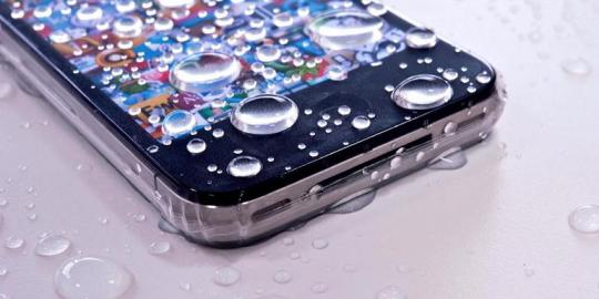 Cara jitu mengatasi smartphone yang terendam air
