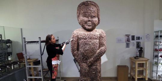 Wanita ini ciptakan patung cokelat Manneken Pis seberat 1.000 kg