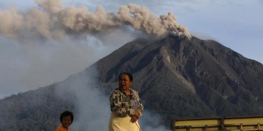 Sehari Gunung Sinabung meletus 2 kali, 17 ribu warga mengungsi