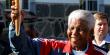 Senyum Nelson Mandela membawa obor Olimpiade Athena di Cape Town