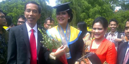 Hadiri wisuda putrinya di UNS, Jokowi jadi rebutan warga