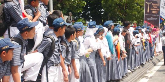 Ratusan anak sekolah di Semarang antusias tonton pawai FFI