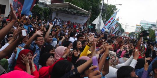 Suasana kemeriahan saat pawai FFI di Semarang