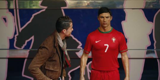 Kunjungi museum di Madrid, Ronaldo bertemu 'kembaran'