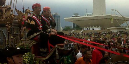 Tampil bak bangsawan, Jokowi-Ahok dielu-elukan warga