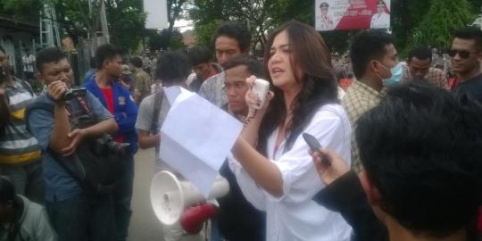 Artis Cornelia Agatha ikut demo desak Gubernur Atut mundur