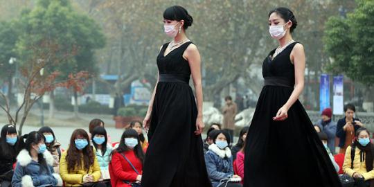 Gara-gara asap, model peragaan busana di China pakai masker