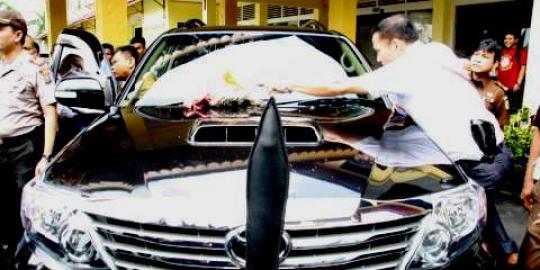 Demo Hari Antikorupsi, mobil Kajati Riau dilempar bangkai ayam