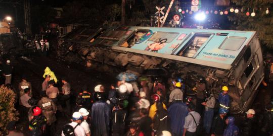 Tengah malam, petugas masih evakuasi kereta dan truk tangki