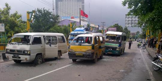 Demonstran di Medan diserang, 9 bus dan angkot dirusak