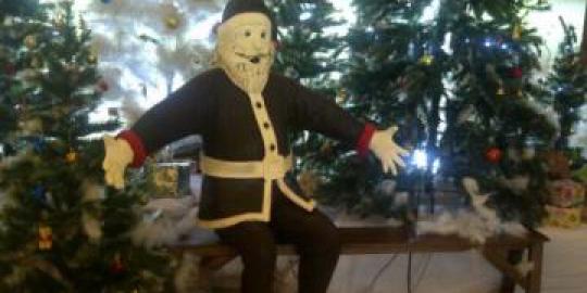 Replika Santa Claus berbahan cokelat dipajang di hotel Solo