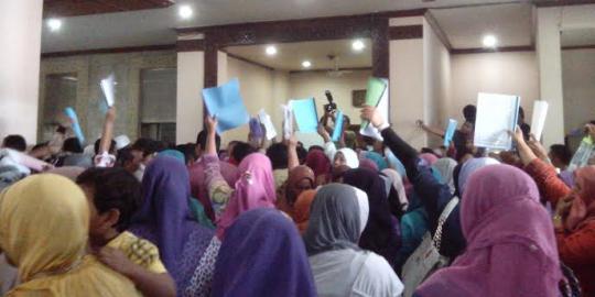 Dana hibah habis, ribuan warga ricuh di kantor gubernur Aceh