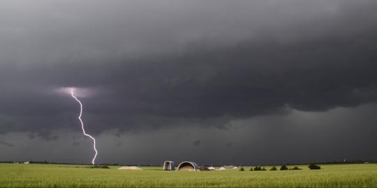 Angin mirip Tornado terjang Bali, puluhan rumah rusak