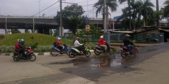 Taman mini pinggir rel kereta ganggu pandangan pengendara