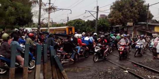 Warga tetap nekat terobos perlintasan KA di lokasi kecelakaan