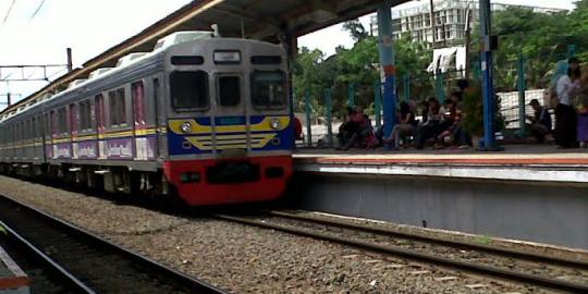 KRL mogok, sudah 30 menit berhenti di Stasiun Pondok Cina