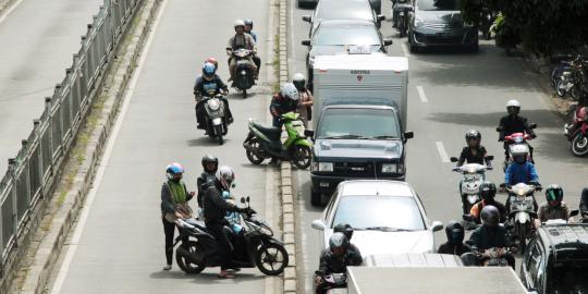 Sepi polisi, pengendara motor nekat terobos jalur Transjakarta