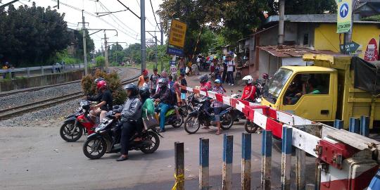 Jokowi denda penerobos lintasan kereta api Rp 500 ribu