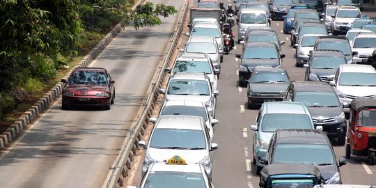 Penerobos busway lebih takut petugas dari pada aturan