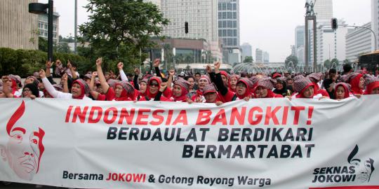 Ratusan massa kotak-kotak turun ke jalan dukung Jokowi nyapres