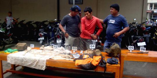 Ini pelaku dan barang bukti pencurian kepala mayat di Cilacap