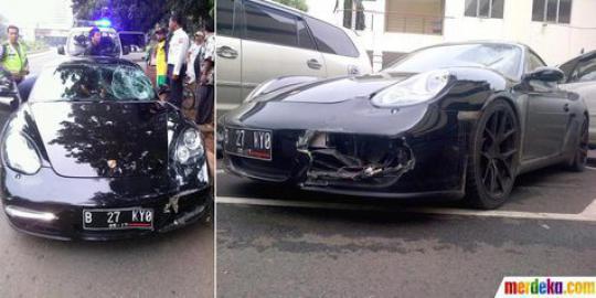 Mobil Porsche tabrak pesepeda di kawasan Jalan Sudirman