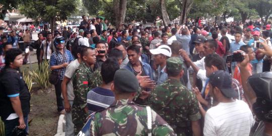 Bendera dirampas, massa Partai Aceh bentrok dengan TNI