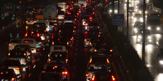 Satu jam pintu  tol  Semanggi I ditutup  arah  Kuningan macet 