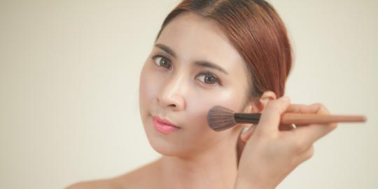 3 Langkah memakai alas bedak padat dengan benar