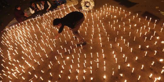 Aksi lilin peringati setahun tewasnya korban perkosaan di India