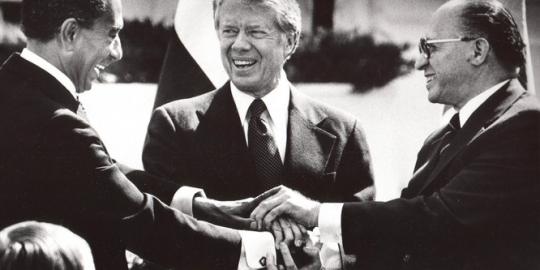 Berselingkuh dengan Zionis