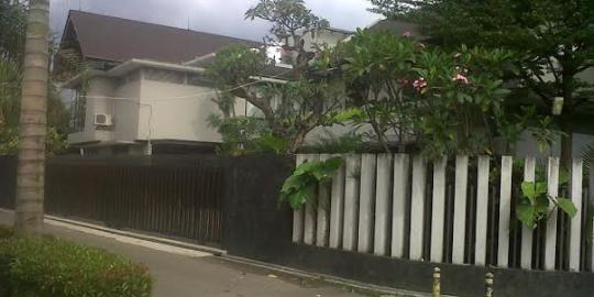 Rumah Atut di Bandung sepi, Ferrari merah 'nangkring' di halaman