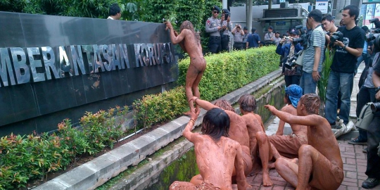 di depan gedung kpk rev2