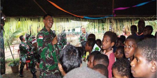 Prajurit Kostrad hibur anak-anak Kampung Sota di Papua