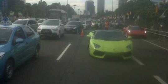 Mobil sport Lamborghini pecah ban di tol dalam kota